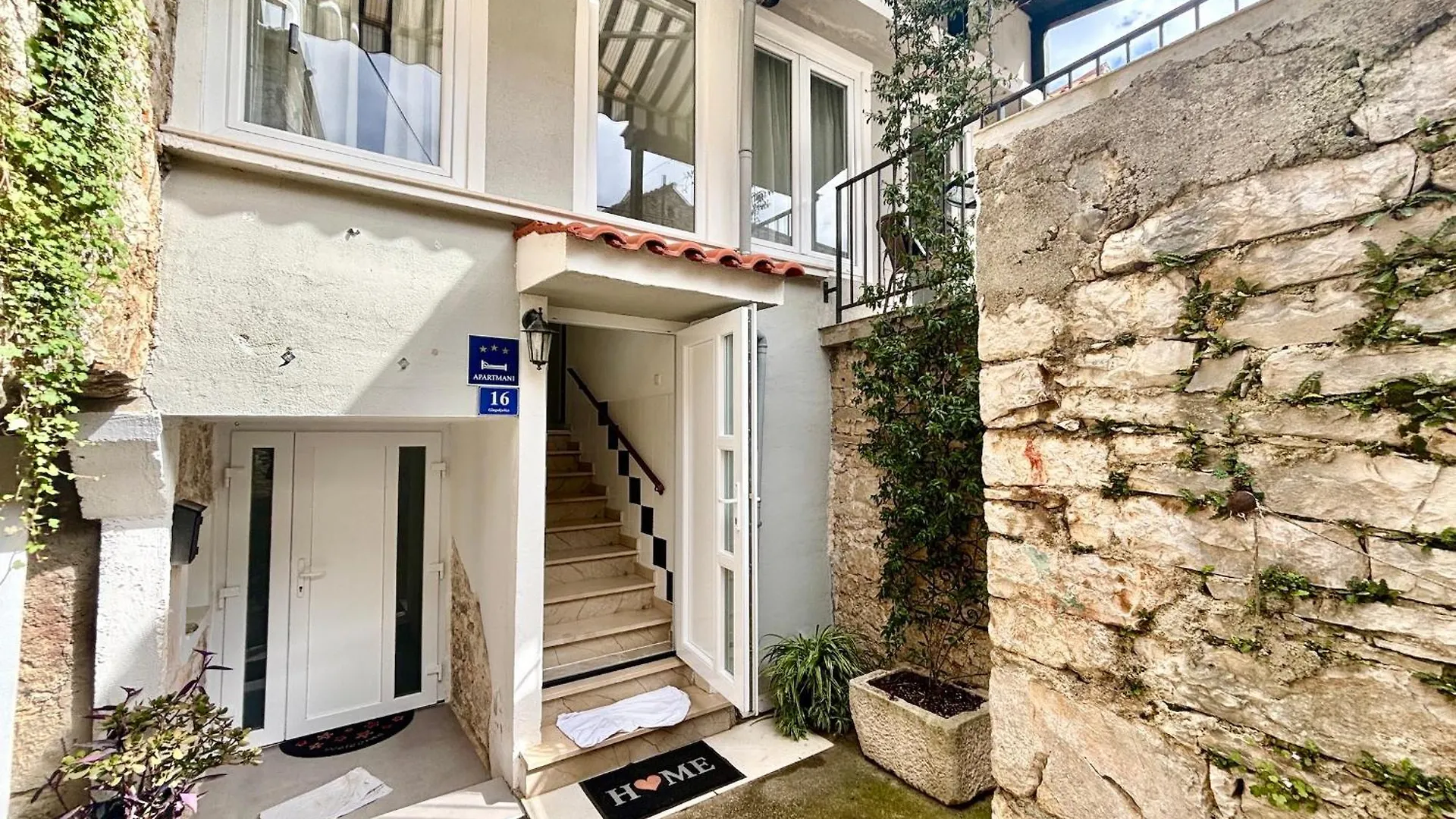 Pietra Storica Apartments 트콘