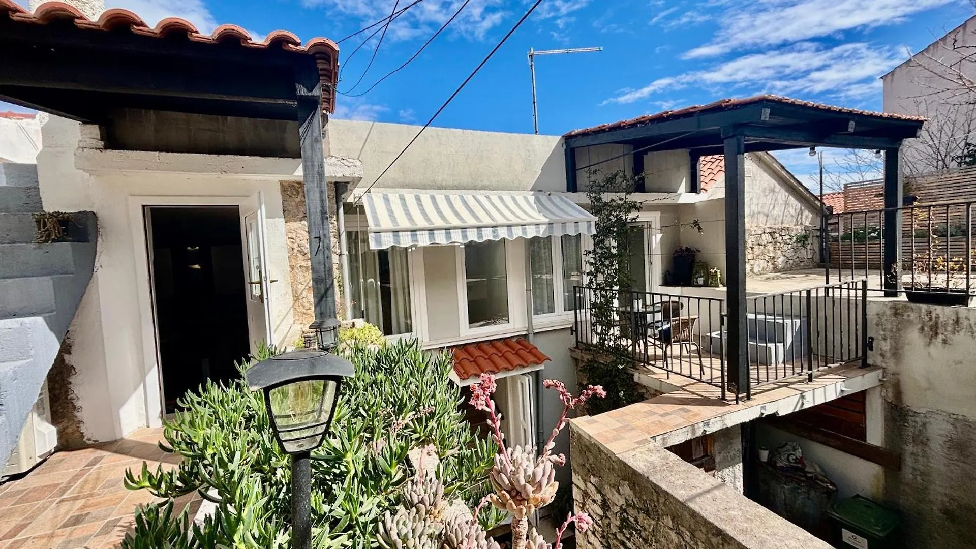 Pietra Storica Apartments 트콘