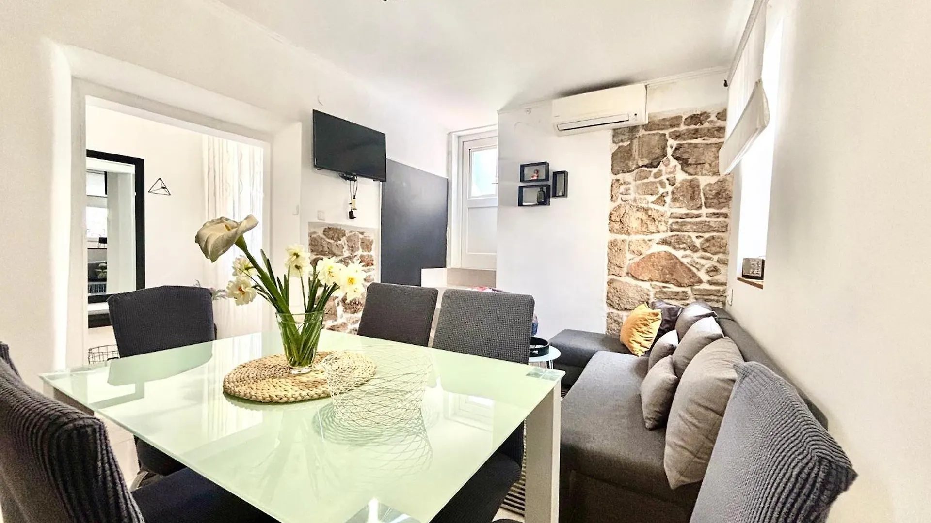 Pietra Storica Apartments 트콘