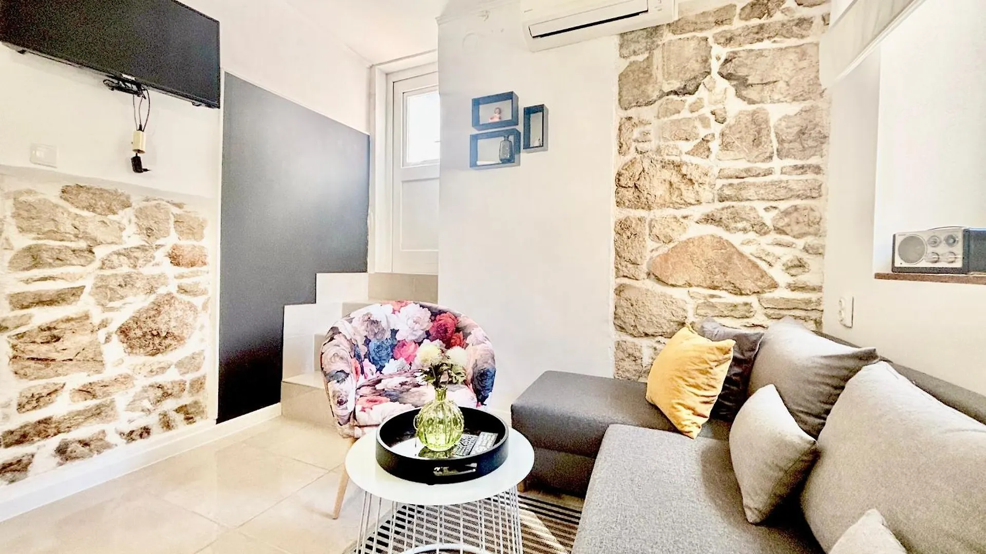 Pietra Storica Apartments 트콘
